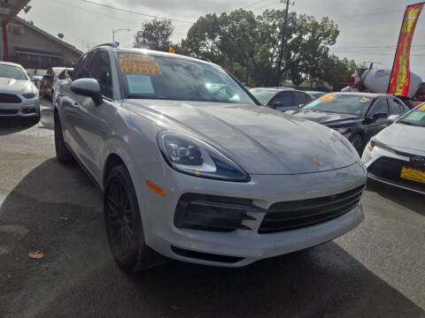 2022 Porsche Cayenne E-Hybrid Platinum Edition