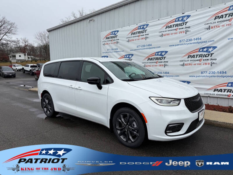 2026 Chrysler Pacifica Select's photo