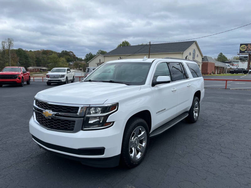 2018 Chevrolet Suburban LT photo 2