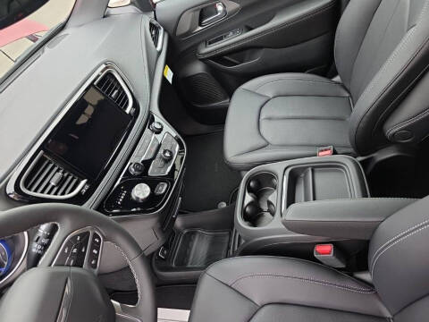 2027 Chrysler Pacifica Select