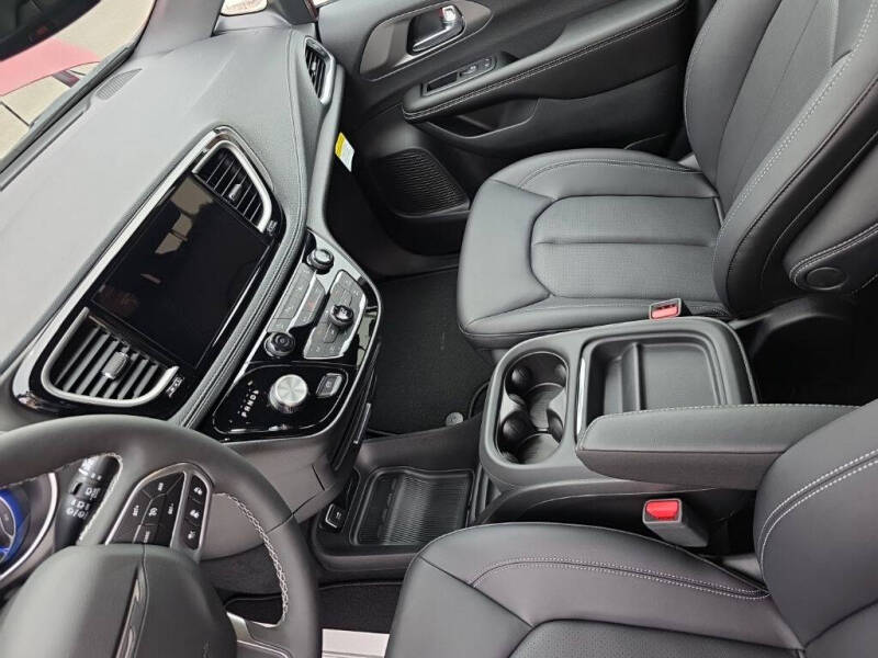 2027 Chrysler Pacifica Select
