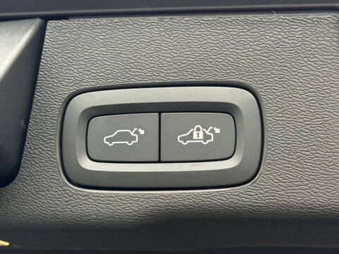 2023 Volvo XC60 B5 Plus Dark Theme