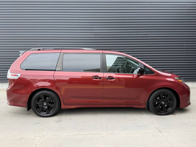 2020 Toyota Sienna SE 8-Passenger