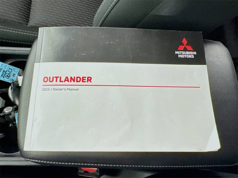 2023 Mitsubishi Outlander ES