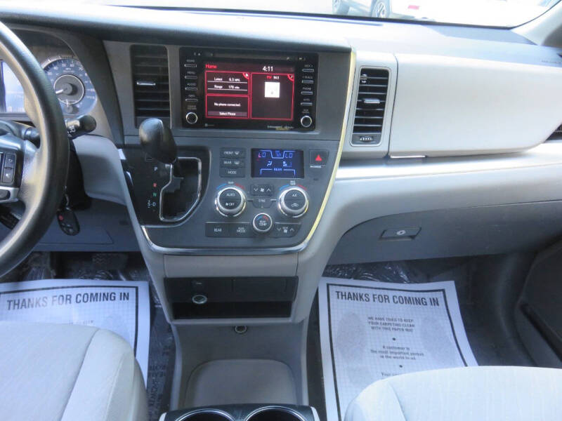 2018 Toyota Sienna LE Mobility 7-Passenger