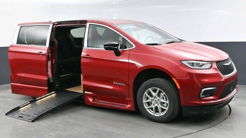 2025 Chrysler Pacifica Select's photo
