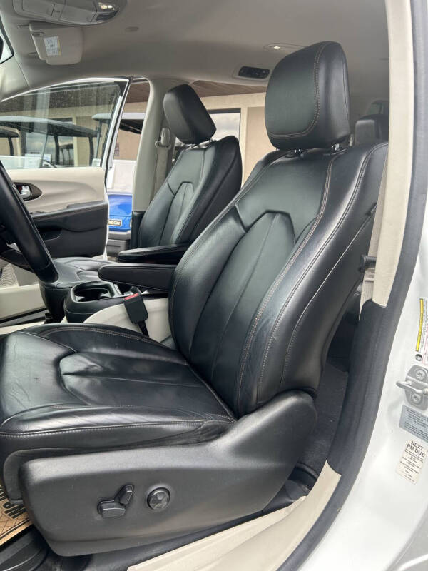 2017 Chrysler Pacifica Touring-L