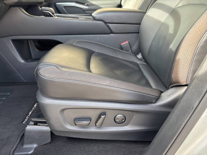 2025 Nissan Pathfinder SL