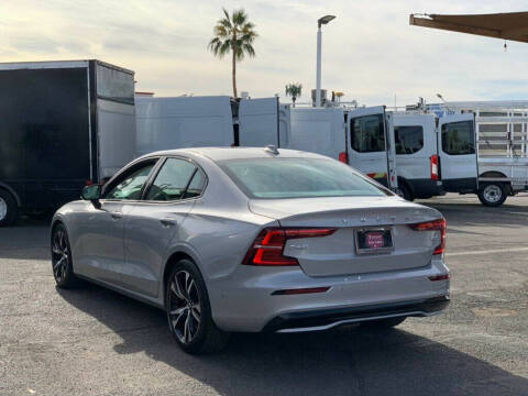 2023 Volvo S60 B5 Plus Dark Theme