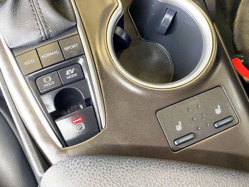 2022 Toyota Camry Hybrid XLE