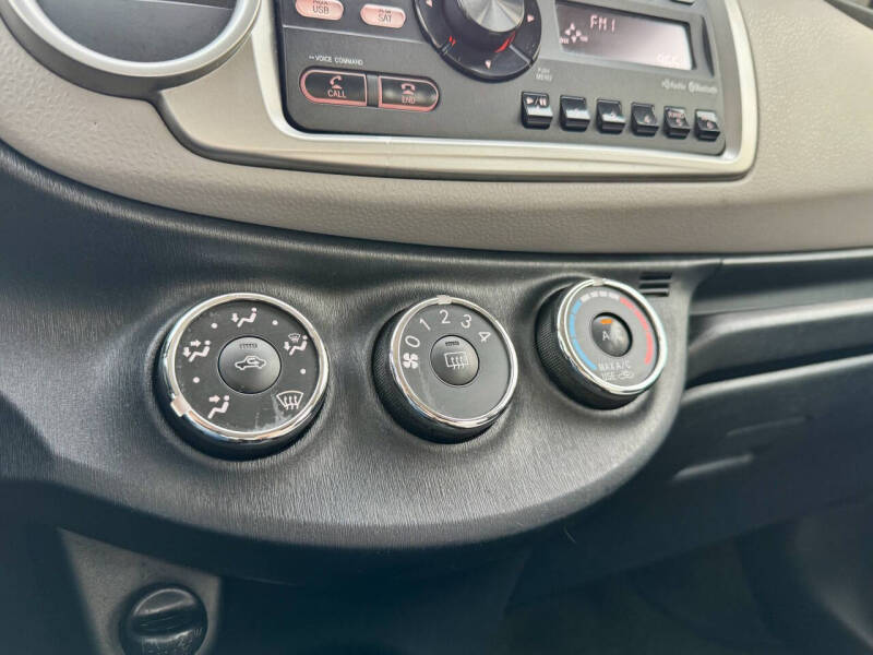 2013 Toyota Yaris 5-Door LE