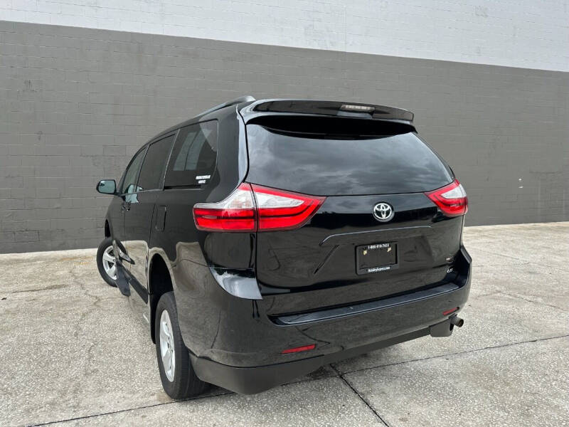 2017 Toyota Sienna LE 7-Passenger Auto Access Seat