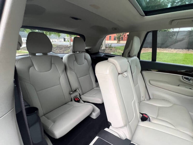 2016 Volvo XC90 T6 Momentum