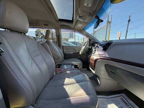 2013 Toyota Sienna XLE 8-Passenger