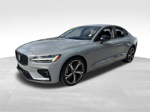 2024 Volvo S60 B5 Plus Dark Theme
