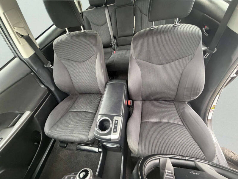 2017 Toyota Prius v Five