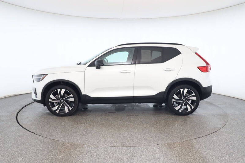 2024 Volvo XC40 B5 Plus Dark Theme
