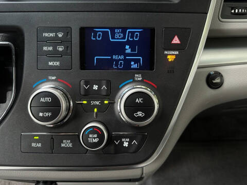 2017 Toyota Sienna LE 7-Passenger Auto Access Seat