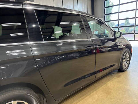 2024 Chrysler Pacifica Plug-In Hybrid Select
