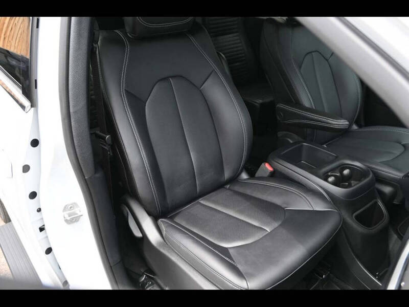 2025 Chrysler Voyager LX