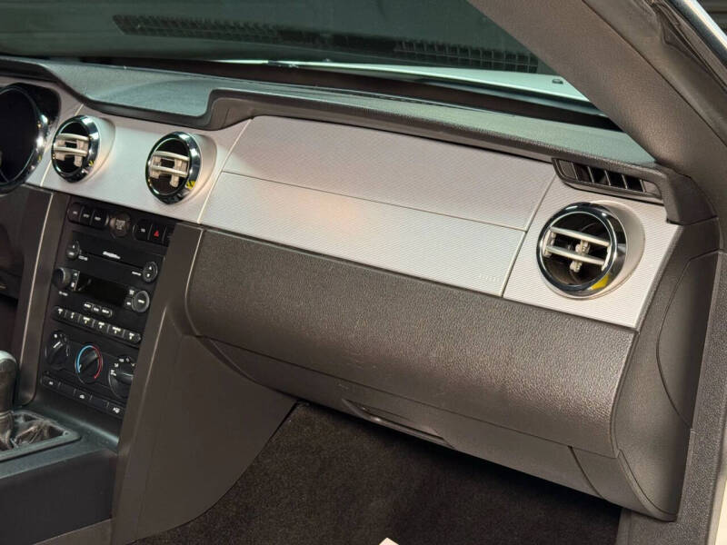 2005 Ford Mustang GT Deluxe