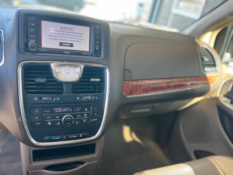 2015 Chrysler Town and Country Touring-L