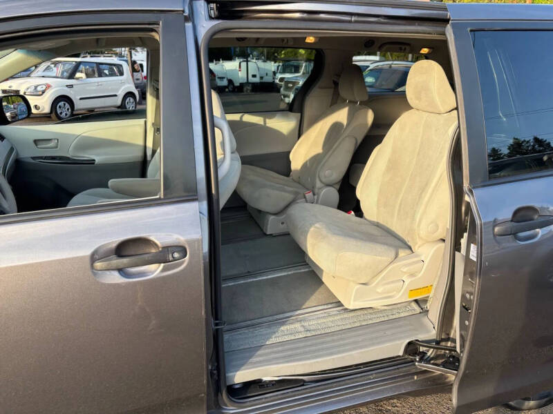 2011 Toyota Sienna Base 7-Passenger