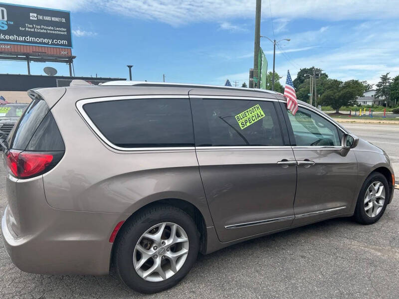 2017 Chrysler Pacifica Touring-L Plus