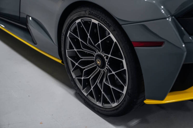 2023 Lamborghini Huracan STO