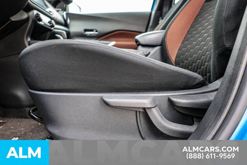 2022 Nissan Kicks SR