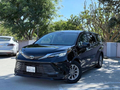2022 Toyota Sienna LE 8-Passenger