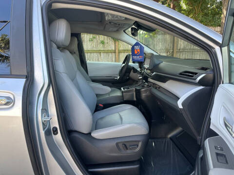 2025 Toyota Sienna XLE 8-Passenger