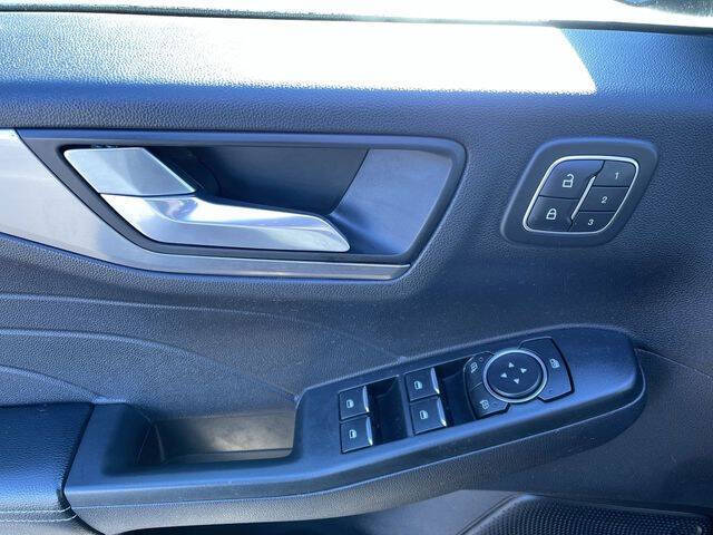 2022 Ford Escape Hybrid Titanium