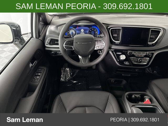2027 Chrysler Pacifica Select