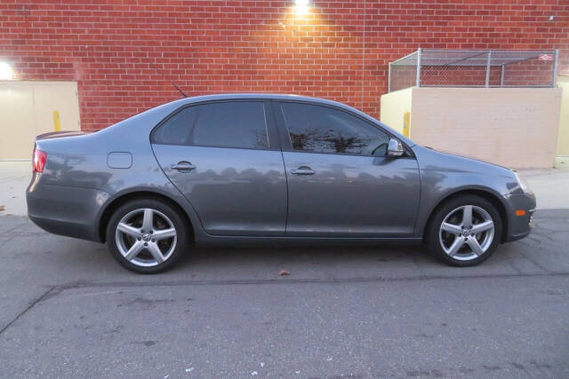 2010 Volkswagen Jetta for sale at The Car Vendor LLC in Bellflower, CA