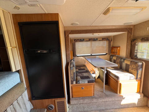 2006 Lance Camper 851
