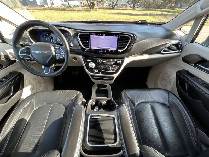 2022 Chrysler Pacifica Touring L photo 21