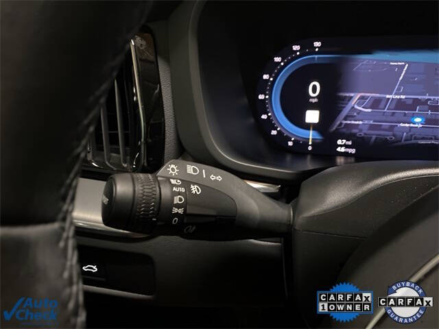 2025 Volvo XC60 B5 Core Dark Theme