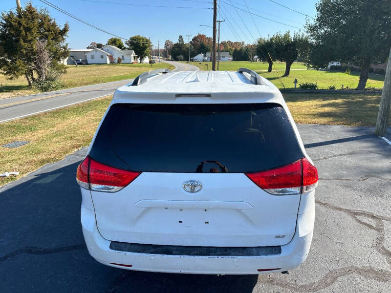 2011 Toyota Sienna XLE 7-Passenger Auto Access Seat