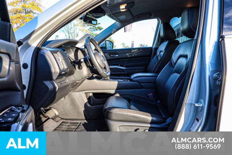 2024 Nissan Pathfinder SL