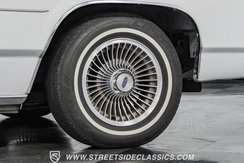 1990 Ford LTD Crown Victoria