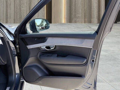 2025 Volvo XC90 T8 Ultra Bright Theme 6P