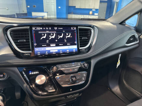 2024 Chrysler Pacifica Touring