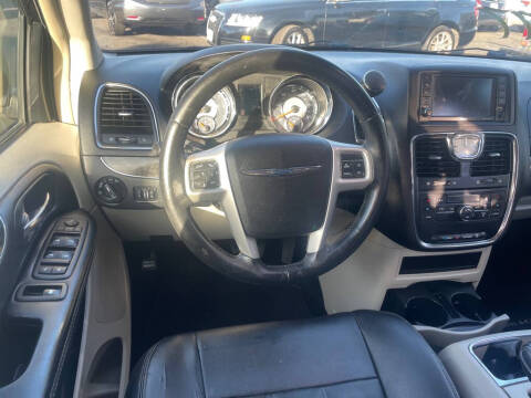 2016 Chrysler Town and Country Touring
