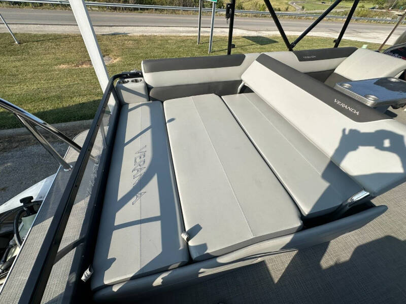 2023 Veranda Pontoon Relax Series
