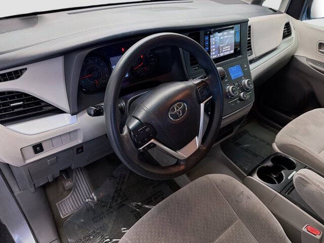 2017 Toyota Sienna LE 7-Passenger Auto Access Seat