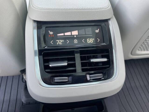 2022 Volvo XC90 T6 Momentum 6-Passenger