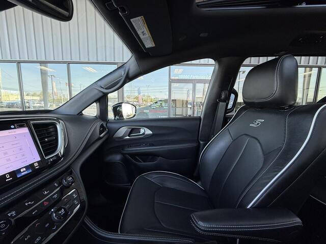 2023 Chrysler Pacifica Plug-In Hybrid Limited