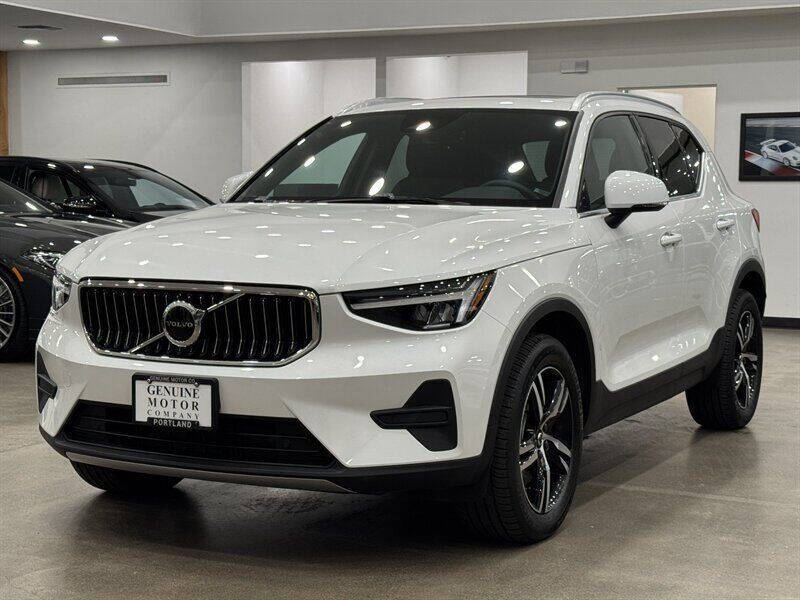 2025 Volvo XC40 B5 Core Bright Theme