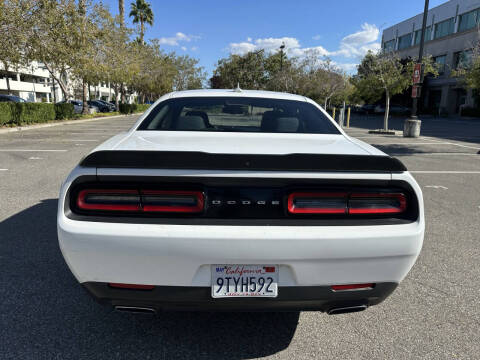 2016 Dodge Challenger SXT Plus